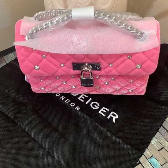 Kurt Geiger London Mini Braxton Velvet Shoulder Bag
KURT GEIGER LONDON - Picture 10 of 17